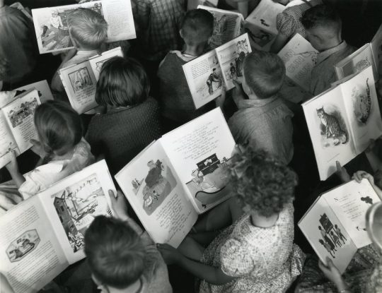 Niños leyendo, celebrando el World Book Day (Archives New Zealand, c. 1960)