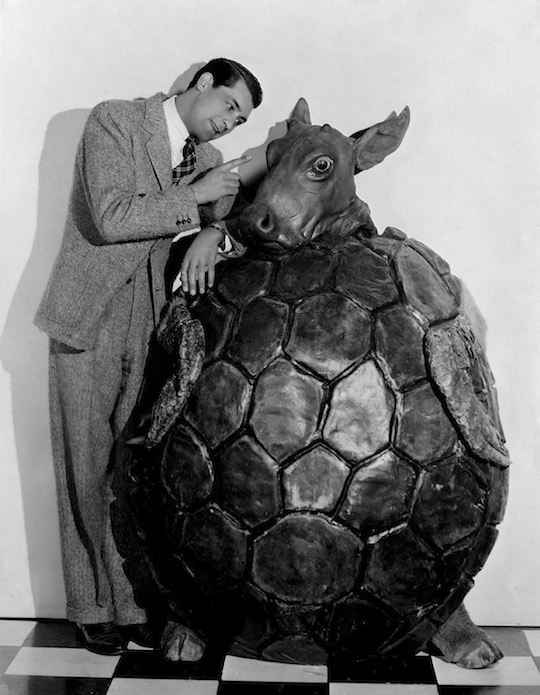 Cary Grant junto a su disfraz de Falsa Tortuga