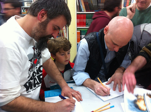 Pepe Serrano y David Guirao firmando 'El libro de las narices' en la librería París